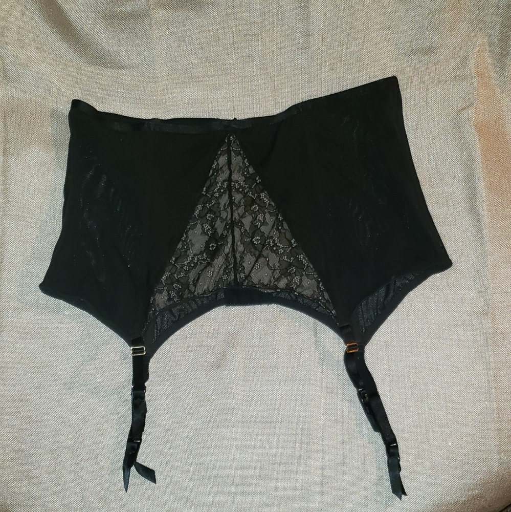 EUC Cacique Plus Size Black Cutaway Lace Hip Slip